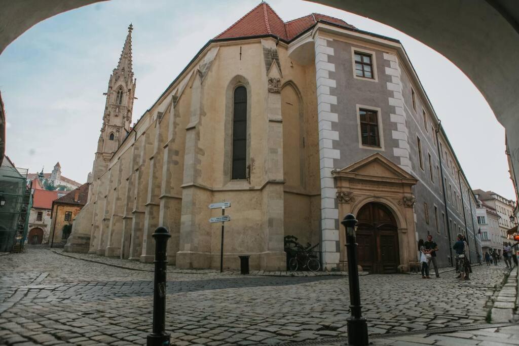 Cozy Apartment In The Heart Of The Historic City Bratislava Buitenkant foto